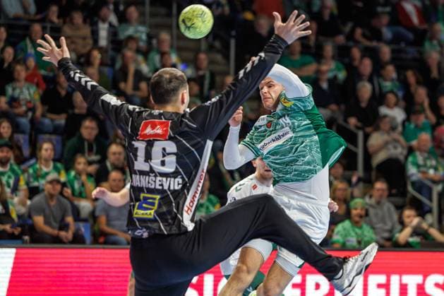 Berlin, 12.10.25, Handball: Bundesliga, Fuechse Berlin - GWD Minden, 8. Spieltag, Max-Schmeling-Halle. Mathias Gidsel (Fuechse Berlin) wirft den Ball auf das Tor. Fuechse Berlin - GWD Minden