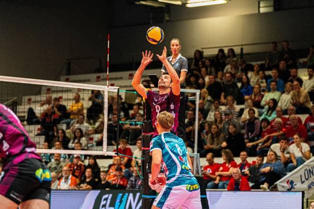 Volleyball I Herren I Saison 2025 2026 I Volleyball Bundesliga Ligacup I SWD powervolleys Düren - Energiequelle Netzhoppers KW I 12.10.2025 Hannes Gerken (9, Energiequelle Netzhoppers KW) im Zuspiel Copyright: xLobeca Bjorn-OlexKehmx