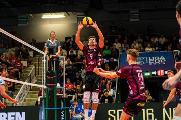Volleyball I Herren I Saison 2025 2026 I Volleyball Bundesliga Ligacup I SWD powervolleys Düren - Energiequelle Netzhoppers KW I 12.10.2025 Hannes Gerken (9, Energiequelle Netzhoppers KW) im Zuspiel Copyright: xLobeca Bjorn-OlexKehmx