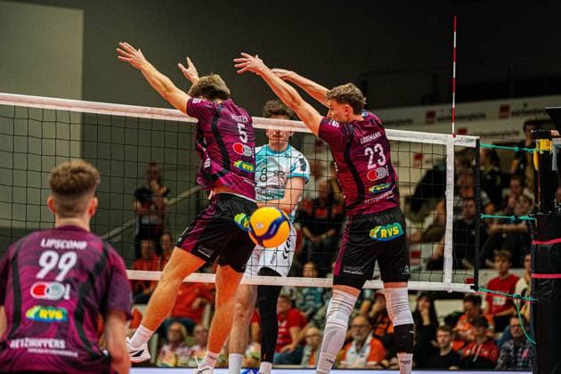 Volleyball I Herren I Saison 2025 2026 I Volleyball Bundesliga Ligacup I SWD powervolleys Düren - Energiequelle Netzhoppers KW I 12.10.2025 Angriff von Robin Baghdady (8, SWD Powervolleys Düren) durch den Block von Ben Breiter (5, Energiequelle Netzhoppers KW) und Florian Lüddemann (23, Energiequelle Netzhoppers KW) Copyright: xLobeca Bjorn-OlexKehmx