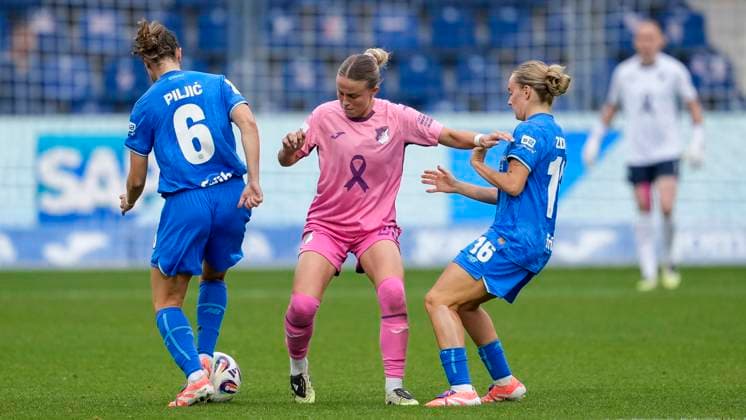 v.li.: Katharina Piljic (B04, 6), Laura Gloning (TSG, 20), Sofie Lena Zdebel (B04, 16), Zweikampf, Spielszene, Duell, duel, tackle, tackling, Dynamik, Action, Aktion, 12.10.2025, Sinsheim (Hoffenheim) (Deutschland), Fussball, Google Pixel Frauen-Bundesliga, TSG 1899 Hoffenheim - Bayer 04 Leverkusen, DFB DFL REGULATIONS PROHIBIT ANY USE OF PHOTOGRAPHS AS IMAGE SEQUENCES AND OR QUASI-VIDEO.