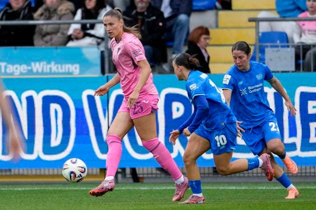 v.li.: Melissa Kössler (TSG, 25), Estrella Merino Gonzalez (B04, 10), Ruby Grant (B04, 22), Zweikampf, Spielszene, Duell, duel, tackle, tackling, Dynamik, Action, Aktion, 12.10.2025, Sinsheim (Hoffenheim) (Deutschland), Fussball, Google Pixel Frauen-Bundesliga, TSG 1899 Hoffenheim - Bayer 04 Leverkusen, DFB DFL REGULATIONS PROHIBIT ANY USE OF PHOTOGRAPHS AS IMAGE SEQUENCES AND OR QUASI-VIDEO.
