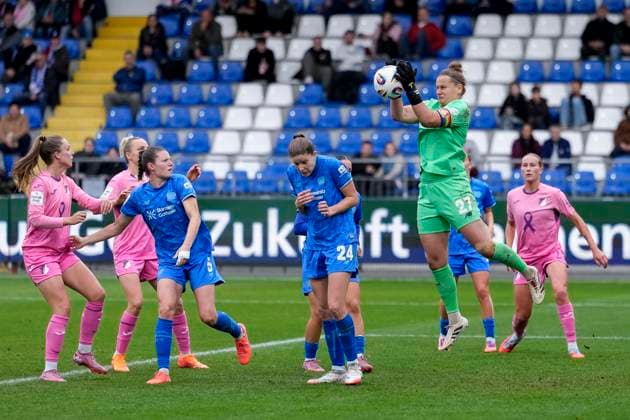 Friederike Repohl (Torwart, Torhüterin, B04, 27), fängt eine Flanke ab, im Strafraum, Strafraumszene, Aktion, Action, Spielszene, 12.10.2025, Sinsheim (Hoffenheim) (Deutschland), Fussball, Google Pixel Frauen-Bundesliga, TSG 1899 Hoffenheim - Bayer 04 Leverkusen, DFB DFL REGULATIONS PROHIBIT ANY USE OF PHOTOGRAPHS AS IMAGE SEQUENCES AND OR QUASI-VIDEO.