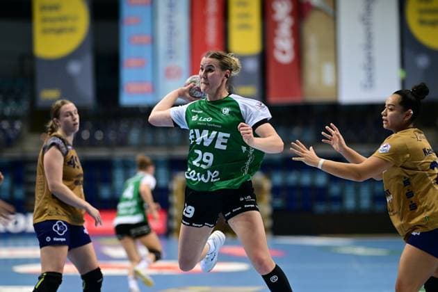 Handball I Frauen I Saison 2025-2026 I 1. HBF I 5. Spieltag I VfL Oldenburg - Buxtehuder SV I 12.10.2025 Wurf Paulina Golla (29, VfL Oldenburg) Oldenburg EWE Arena Niedersachsen Deutschland Copyright: xLobeca FelixxSchlikisx