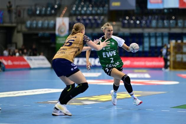 Handball I Frauen I Saison 2025-2026 I 1. HBF I 5. Spieltag I VfL Oldenburg - Buxtehuder SV I 12.10.2025 Jolina Huhnstock (45, Buxtehuder Sportverein) Lisa Borutta (2, VfL Oldenburg) Oldenburg EWE Arena Niedersachsen Deutschland Copyright: xLobeca FelixxSchlikisx