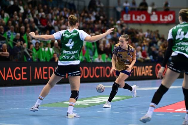 Handball I Frauen I Saison 2025-2026 I 1. HBF I 5. Spieltag I VfL Oldenburg - Buxtehuder SV I 12.10.2025 Toni Reinemann (4, VfL Oldenburg) Enna Oberländer (15, Buxtehuder Sportverein) Oldenburg EWE Arena Niedersachsen Deutschland Copyright: xLobeca FelixxSchlikisx