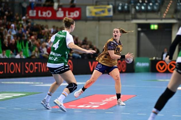 Handball I Frauen I Saison 2025-2026 I 1. HBF I 5. Spieltag I VfL Oldenburg - Buxtehuder SV I 12.10.2025 Toni Reinemann (4, VfL Oldenburg) Isabelle Dölle (11, Buxtehuder Sportverein) Oldenburg EWE Arena Niedersachsen Deutschland Copyright: xLobeca FelixxSchlikisx
