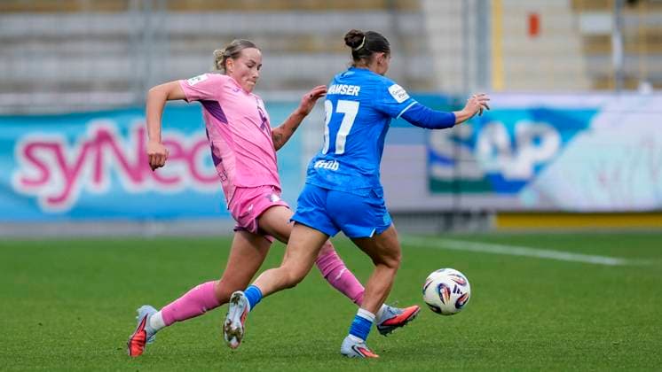 v.li.: Feli Delacauw (TSG, 24), Carlotta Wamser (B04, 37), Zweikampf, Spielszene, Duell, duel, tackle, tackling, Dynamik, Action, Aktion, 12.10.2025, Sinsheim (Hoffenheim) (Deutschland), Fussball, Google Pixel Frauen-Bundesliga, TSG 1899 Hoffenheim - Bayer 04 Leverkusen, DFB DFL REGULATIONS PROHIBIT ANY USE OF PHOTOGRAPHS AS IMAGE SEQUENCES AND OR QUASI-VIDEO.