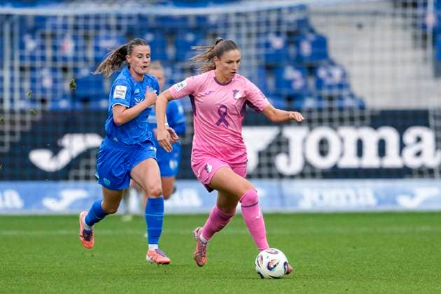 v.li.: Katharina Piljic (B04, 6), Melissa Kössler (TSG, 25), Aktion, Action, Spielszene, 12.10.2025, Sinsheim (Hoffenheim) (Deutschland), Fussball, Google Pixel Frauen-Bundesliga, TSG 1899 Hoffenheim - Bayer 04 Leverkusen, DFB DFL REGULATIONS PROHIBIT ANY USE OF PHOTOGRAPHS AS IMAGE SEQUENCES AND OR QUASI-VIDEO.