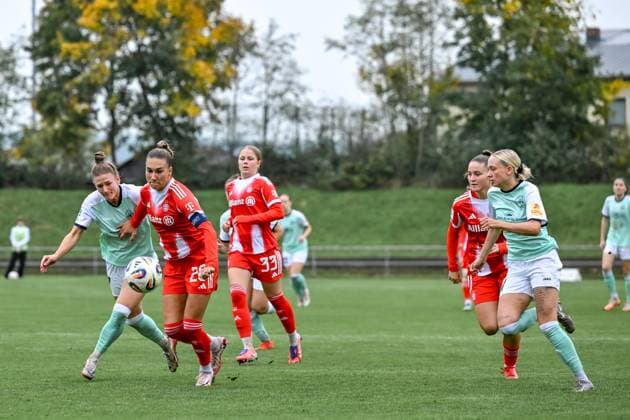 12.10.2025, Fußball, 2. Frauen-Bundesliga, 2025 2026, 7. Spieltag, SG 99 Andernach - FC Bayern München II Jana Kappes (20 Bayern München II) versucht Carolin Schraa (7 Andernach) mit ihrem Arm abzuhalten.