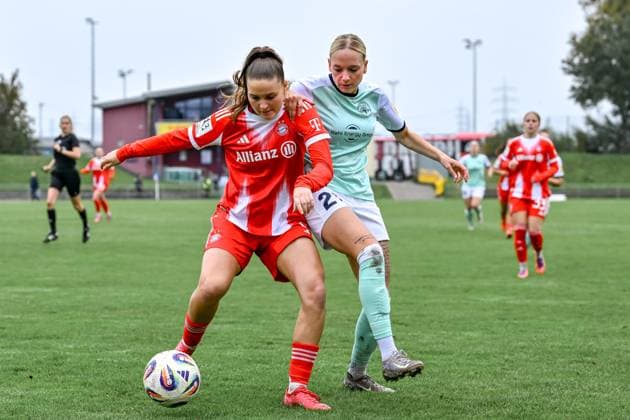 12.10.2025, Fußball, 2. Frauen-Bundesliga, 2025 2026, 7. Spieltag, SG 99 Andernach - FC Bayern München II Isabel Pfeiffer (21 Andernach) und Samira Di Lauro (8 Bayern München II) im Kampf um den Ball.