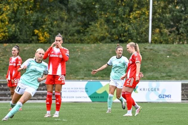 12.10.2025, Fußball, 2. Frauen-Bundesliga, 2025 2026, 7. Spieltag, SG 99 Andernach - FC Bayern München II Carolin Schraa (7 Andernach) erzielt das 1:0 nach nur vier Minuten. Bayerns Abwehr um Jana Kappes (20 Bayern München II) verteidigte nicht gut.