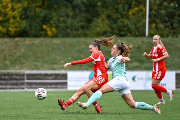12.10.2025, Fußball, 2. Frauen-Bundesliga, 2025 2026, 7. Spieltag, SG 99 Andernach - FC Bayern München II Samira Di Lauro (8 Bayern München II) und Leonie Krump (10 SG 99 Andernach) im Zweikampf.