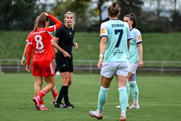 12.10.2025, Fußball, 2. Frauen-Bundesliga, 2025 2026, 7. Spieltag, SG 99 Andernach - FC Bayern München II Schiedsrichterin Anke Hölscher leitete das Spiel.