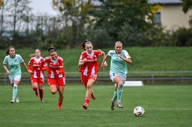 12.10.2025, Fußball, 2. Frauen-Bundesliga, 2025 2026, 7. Spieltag, SG 99 Andernach - FC Bayern München II Melina Hoffmann (29 Bayern München II) und Isabel Pfeiffer (21 Andernach) im Kampf um den Ball.