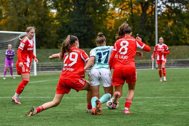 12.10.2025, Fußball, 2. Frauen-Bundesliga, 2025 2026, 7. Spieltag, SG 99 Andernach - FC Bayern München II Leonie Wäschenbach (17 Andernach) wird von Melina Hoffmann (29 Bayern München II) und Samira Di Lauro (8 Bayern München II) in die Mangel genommen.