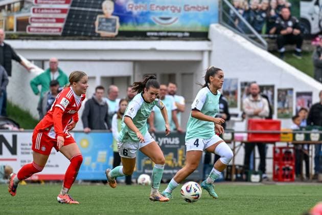 12.10.2025, Fußball, 2. Frauen-Bundesliga, 2025 2026, 7. Spieltag, SG 99 Andernach - FC Bayern München II Lisa Kossmann (6 Andernach) gewinnt den Ball im Mittelfeld.