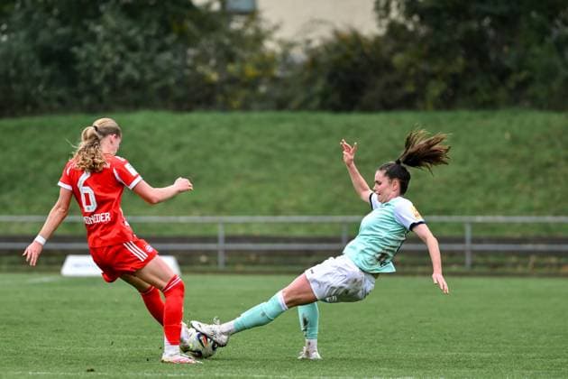 12.10.2025, Fußball, 2. Frauen-Bundesliga, 2025 2026, 7. Spieltag, SG 99 Andernach - FC Bayern München II Marie Gmeineder (6 Bayern München II) und Maren Weingarz (8 Andernach) im Kampf um den Ball.