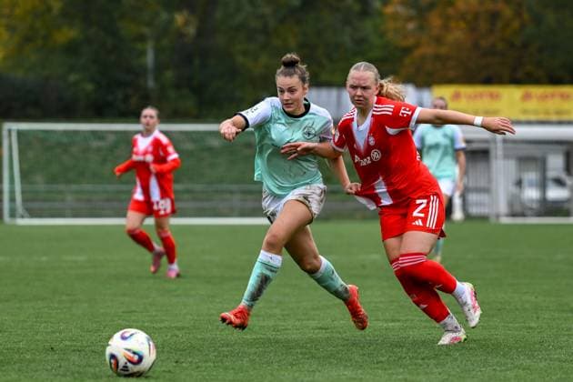 12.10.2025, Fußball, 2. Frauen-Bundesliga, 2025 2026, 7. Spieltag, SG 99 Andernach - FC Bayern München II Leonie Wäschenbach (17 Andernach) und Eszter Reszler (2 Bayern München II) im Kampf um den Ball.