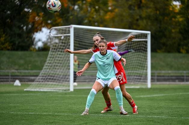 12.10.2025, Fußball, 2. Frauen-Bundesliga, 2025 2026, 7. Spieltag, SG 99 Andernach - FC Bayern München II Carolin Schraa (7 Andernach) blockt den Ball während eines Einwurfs vor Melina Hoffmann (29 Bayern München II) ab.
