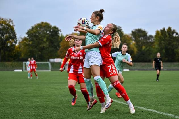 12.10.2025, Fußball, 2. Frauen-Bundesliga, 2025 2026, 7. Spieltag, SG 99 Andernach - FC Bayern München II Carolin Schraa (7 Andernach) nimmt den Ball mit der Brust an. Eszter Reszler (2 Bayern München II) versucht sie irgendwie daran zu hindern.