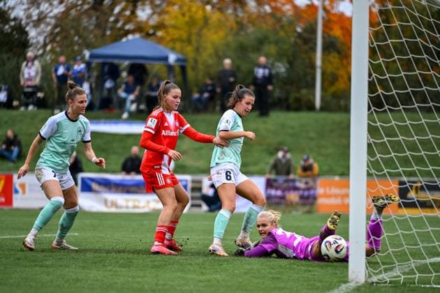 12.10.2025, Fußball, 2. Frauen-Bundesliga, 2025 2026, 7. Spieltag, SG 99 Andernach - FC Bayern München II Torhüterin Anna Klink (38 Bayern München II) schaut dem Ball, nachdem sie bereits geschlagen war, hinterher. Die Aktion um Lisa Kossmann (6 Andernach) wurde jedoch abgepfiffen.