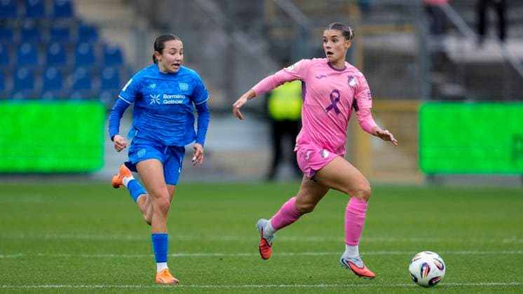 v.li.: Loreen Bender (B04, 19), Selina Cerci (TSG, 29), Aktion, Action, Spielszene, im pinken Sondertrikot zum Pink October im Brustkrebsmonat Oktober (Breast Cancer Awareness Month), um Vorbeugung, Erforschung und Behandlung von Brustkrebs in das öffentliche Bewusstsein zu rücken, Rosa Schleife, 12.10.2025, Sinsheim (Hoffenheim) (Deutschland), Fussball, Google Pixel Frauen-Bundesliga, TSG 1899 Hoffenheim - Bayer 04 Leverkusen, DFB DFL REGULATIONS PROHIBIT ANY USE OF PHOTOGRAPHS AS IMAGE SEQUENCES AND OR QUASI-VIDEO.
