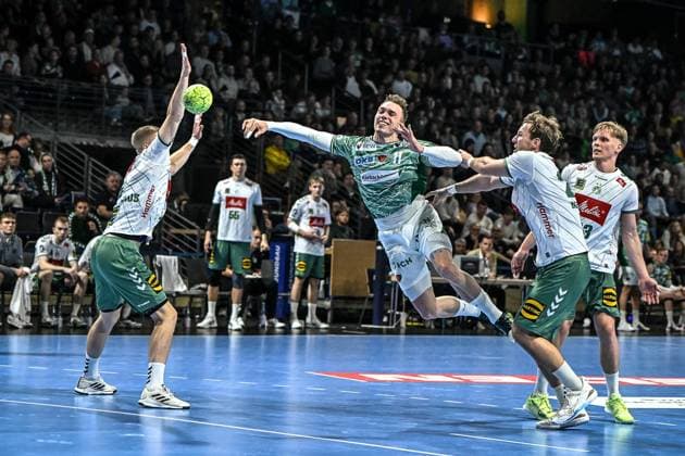 12.10.2025, xlakx, Handball Daikin HBL, Fuechse Berlin - GWD Minden v.l. Karolis Antanavicius (GWD Minden),Lasse Andersson (Fuechse Berlin), Niclas Benedict Heitkamp (GWD Minden) Zweikampf, Duell, Kampf, tackle Berlin