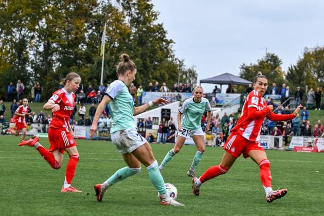 12.10.2025, Fußball, 2. Frauen-Bundesliga, 2025 2026, 7. Spieltag, SG 99 Andernach - FC Bayern München II Carolin Schraa (7 Andernach) passt den Ball zu Isabel Pfeiffer (21 Andernach). Bayerns Abwehrspielerinnen sind hier machtlos.