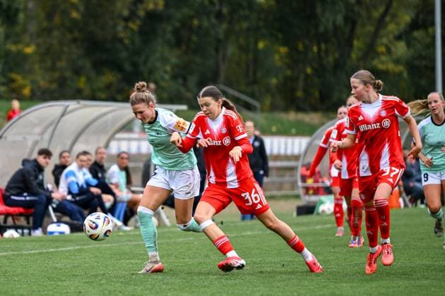 12.10.2025, Fußball, 2. Frauen-Bundesliga, 2025 2026, 7. Spieltag, SG 99 Andernach - FC Bayern München II Carolin Schraa (7 Andernach) und Laura Fühler (36 Bayern München II) im Kampf um den Ball.
