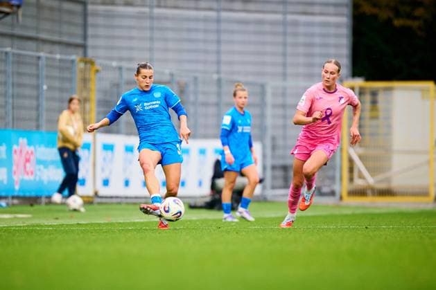 GPFBL: TSG Hoffenheim - Bayer 04 Leverkusen; 12.10.2025 Feli Delacauw (24; TSG) und Carlotta Wamser (37, Bayer 04 Leverkusen Frauen) kämpfen um den Ball GPFBL: TSG Hoffenheim – Bayer 04 Leverkusen am 12.10.2025 im Dietmar-Hopp Stadion in Hoffenheim. GPFBL: TSG Hoffenheim – Bayer 04 Leverkusen am 12.10.2025 im Dietmar-Hopp Stadion in Hoffenheim. Copyright: xBEAUTIFULxSPORTS Gelhardtx