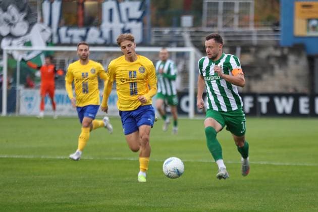 Fußball Sachsenpokal, 1. FC Lok Leipzig - BSG Chemie Leipzig; 12.10.2025 Kapitän Janik Mäder (7, Chemie Leipzig) am Ball enteilt Christoph Maier (21, Lok Leipzig). Fußball, Wernesgrüner Sachsenpokal 2025 2026, 3. Runde: 1. FC Lok Leipzig vs. BSG Chemie Leipzig am 12.10.2025 im Bruno-Plache-Stadion, Leipzig. Copyright: xBEAUTIFULxSPORTS JanxKaeferx