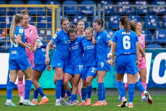 v.li.: Juliette Vidal (B04, 56), Caroline Kehrer (B04, 9), Kristin Kögel (B04, 11), Torschützin Vanessa Fudalla (B04, 21), Claudia Wenger (B04, 5), Katharina Piljic (B04, 6), Spielerinnen von Bayer 04 Leverkusen, jubeln über das Tor zum 0:2, Jubel, Torjubel, Torerfolg, celebrate the goal, goal, celebration, jubelt ueber das Tor, Freuen, Freude, freut sich, optimistisch, positiv, Spielszene, Highlight, Action, Aktion, 12.10.2025, Sinsheim (Hoffenheim) (Deutschland), Fussball, Google Pixel Frauen-Bundesliga, TSG 1899 Hoffenheim - Bayer 04 Leverkusen, DFB DFL REGULATIONS PROHIBIT ANY USE OF PHOTOGRAPHS AS IMAGE SEQUENCES AND OR QUASI-VIDEO.