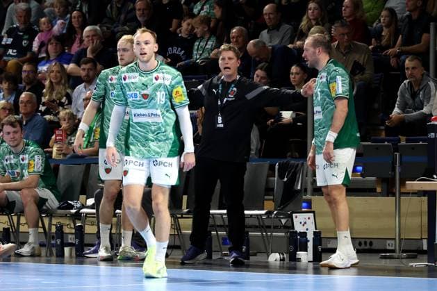 DEU, DHB, 1.HBL, Fuechse Berlin vs. Minden, 12.10.2025, Max-Schmeling-Halle, Berlin, DEU, DHB, 1.HBL, Fuechse Berlin vs. Minden, im Bild Cheftrainer Nicolej Krickau (Fuechse Berlin), Mathias Gidsel (Fuechse Berlin 19), Matthes Langhoff (Fuechse Berlin 25), f5