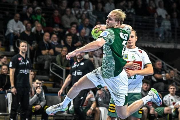 12.10.2025, xlakx, Handball Daikin HBL, Fuechse Berlin - GWD Minden v.l. Matthes Langhoff (Fuechse Berlin) setzt zum Sprungwurf an Berlin