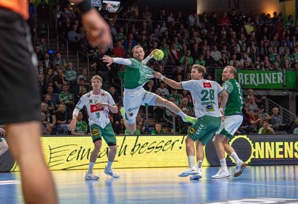 Handball, Herren, Saison 2025 2026, DAIKIN Handball-Bundesliga (8. Spieltag), Füchse Berlin - TSV GWD Minden, v.l. Morten Hempel Jensen (Minden), Mathias Gidsel (Füchse Berlin), Tom Bergner (Minden), Max Darj (Füchse Berlin), 12.10.2025, Copyright: xSebastianxRäppold MatthiasxKochx