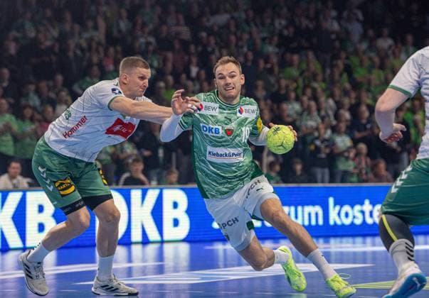 Handball, Herren, Saison 2025 2026, DAIKIN Handball-Bundesliga (8. Spieltag), Füchse Berlin - TSV GWD Minden, v.l. Karolis Antanavicius (Minden), Mathias Gidsel (Füchse Berlin), 12.10.2025, Copyright: xSebastianxRäppold MatthiasxKochx