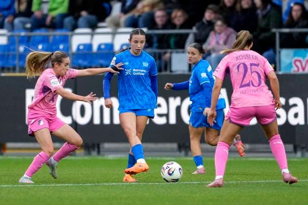 v.li.: Napsugar Sinka (TSG, 8), Loreen Bender (B04, 19), Melissa Kössler (TSG, 25), Zweikampf, Spielszene, Duell, duel, tackle, tackling, Dynamik, Action, Aktion, 12.10.2025, Sinsheim (Hoffenheim) (Deutschland), Fussball, Google Pixel Frauen-Bundesliga, TSG 1899 Hoffenheim - Bayer 04 Leverkusen, DFB DFL REGULATIONS PROHIBIT ANY USE OF PHOTOGRAPHS AS IMAGE SEQUENCES AND OR QUASI-VIDEO.