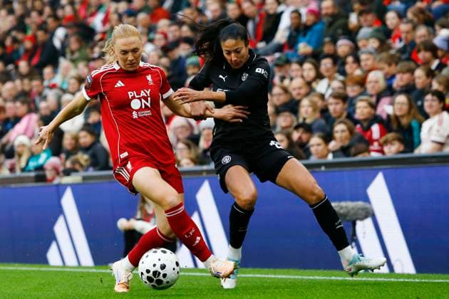 Liverpool v Manchester City, Anfield, UK - 12 October 2025 Ceri Holland of Liverpool feels pressure from Leila Ouahabi of Manchester City during the Barclays WSL Match between Liverpool and Manchester City at Anfield on 12 October 2025 in Liverpool, England (Photo by Steve Taylor PPAUK) Liverpool Anfield Merseyside England Copyright: xStevexTaylor PPAUKx PPA-223012