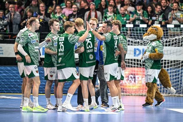 12.10.2025, xlakx, Handball Daikin HBL, Fuechse Berlin - GWD Minden v.l. Mathias Gidsel (Fuechse Berlin)Hakun West Av Teigum (Fuechse Berlin)Max Guenther (Fuechse Berlin)Matthes Langhoff (Fuechse Berlin)Arino Aitor (Fuechse Berlin) Jubel ueber den Sieg, Jubel nach Spielende Berlin