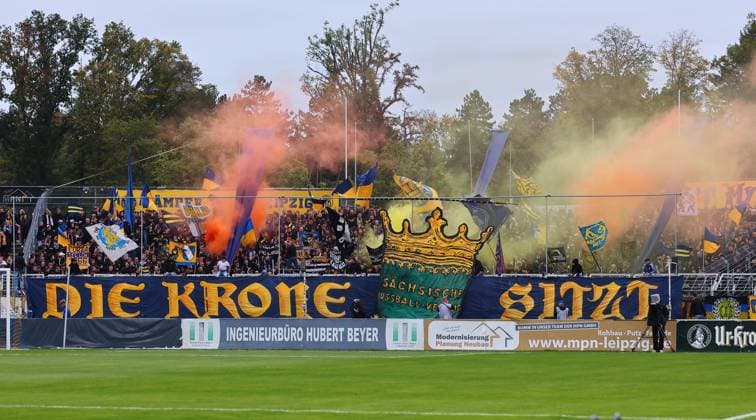 Leipzig, 12.10.2025, Bruno-Plache-Stadion, Fussball, Sachsenpokal, 3. Hauptrunde , 1. FC LOK LEIPZIG vs. BSG CHEMIE LEIPZIG , Im Bild: Fans von Lok Leipzig , Mit den abgebildeten Person (en) gibt es kein Model Release Einverständniserklärung. PICTURE POINT übernimmt keine Haftung bei Verletzung der Persönlichkeitsrechte. ,