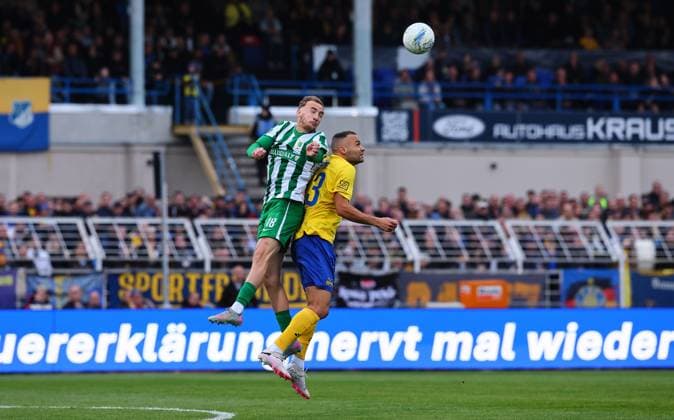 Leipzig, 12.10.2025, Bruno-Plache-Stadion, Fussball, Sachsenpokal, 3. Hauptrunde , 1. FC LOK LEIPZIG vs. BSG CHEMIE LEIPZIG , Im Bild v.l.: Philipp Wendt (18, Chemie) und Djamal Ziane (13, Lok) , Nur zur redaktionellen Nutzung. Only editorial use.