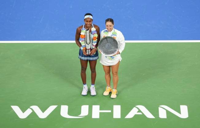 (251012) -- WUHAN, Oct. 12, 2025 -- Coco Gauff (L) of the United States and Jessica Pegula of the United States pose during the awarding ceremony after the women s singles final at the 2025 Wuhan Open tennis tournament in Wuhan, central China s Hubei Province, Oct. 12, 2025. ) (SP)CHINA-WUHAN-TENNIS-WUHAN OPEN-WOMEN S SINGLES (CN) BaixXuefei 