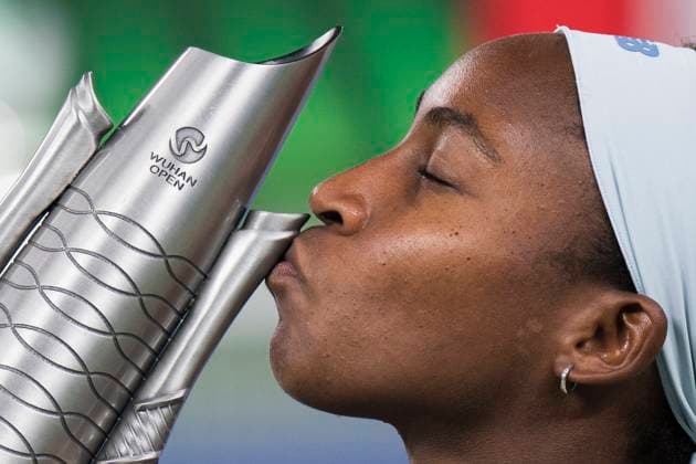 (251012) -- WUHAN, Oct. 12, 2025 -- Coco Gauff kisses trophy during the awarding ceremony after the women s singles final between Jessica Pegula of the United States and Coco Gauff of the United States at the 2025 Wuhan Open tennis tournament in Wuhan, central China s Hubei Province, Oct. 12, 2025. ) (SP)CHINA-WUHAN-TENNIS-WUHAN OPEN-WOMEN S SINGLES (CN) WuxZhizun 