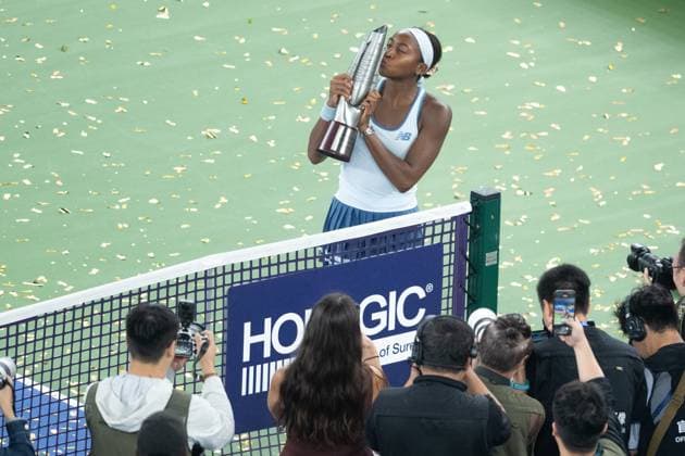 (251012) -- WUHAN, Oct. 12, 2025 -- Coco Gauff kisses trophy during the awarding ceremony after the women s singles final between Jessica Pegula of the United States and Coco Gauff of the United States at the 2025 Wuhan Open tennis tournament in Wuhan, central China s Hubei Province, Oct. 12, 2025. ) (SP)CHINA-WUHAN-TENNIS-WUHAN OPEN-WOMEN S SINGLES (CN) XiaoxYijiu 