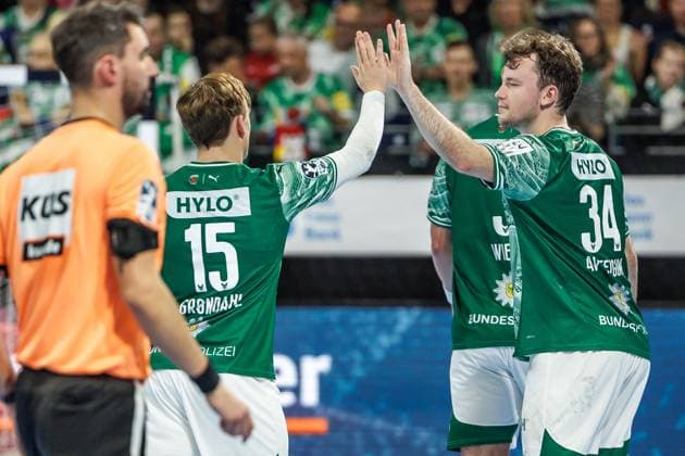 Berlin, 12.10.25, Handball: Bundesliga, Fuechse Berlin - GWD Minden, 8. Spieltag, Max-Schmeling-Halle. Tobias Grondahl (Fuechse Berlin) und Hakun West av Teigum (Fuechse Berlin) klatschen ab. Fuechse Berlin - GWD Minden
