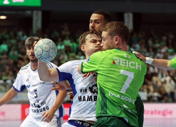 12.10.2025, xovx, Handball Daikin Handball Bundesliga, HSG Wetzlar - HSV Hamburg v.l. Andreas Magaard (HSV Hamburg) Philipp Ahouansou (HSG Wetzlar), Dominik Mappes (HSG Wetzlar) Wetzlar Buderus-Arena Hessen Deutschland (DE)