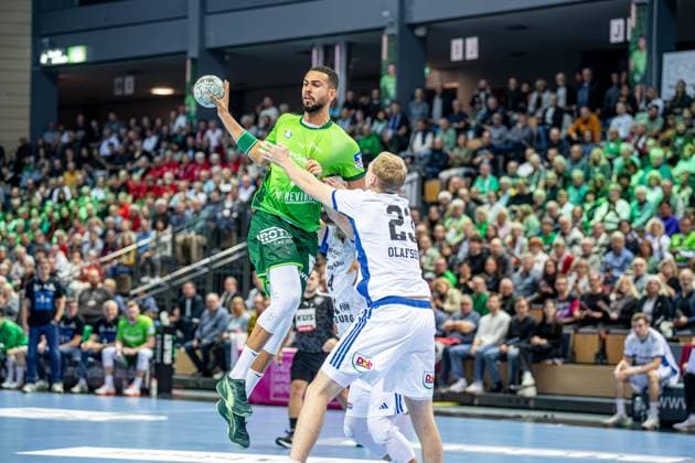 Handball Bundesliga; HSG Wetzlar - HSV Hamburg, 12.10.25 Philipp Ahouansou (HSG Wetzlar, 19), Einar Olafsson (HSV Hamburg, 23) Handball Bundesliga; HSG Wetzlar - HSV Hamburg: Wetzlar, 12.10.25 Copyright: xBEAUTIFULxSPORTS Roeczeyx
