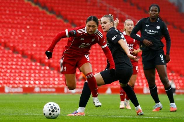 Liverpool v Manchester City, Anfield, UK - 12 October 2025 Fuka Nagano of Liverpool is fouled by Vivianne Miedema of Manchester City during the Barclays WSL Match between Liverpool and Manchester City at Anfield on 12 October 2025 in Liverpool, England (Photo by Steve Taylor PPAUK) Liverpool Anfield Merseyside England Copyright: xStevexTaylor PPAUKx PPA-223021