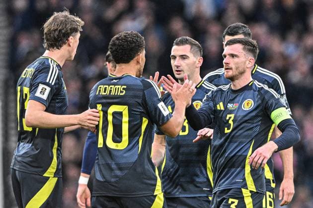 Scotland v Belarus 2026 FIFA World Cup, WM, Weltmeisterschaft, Fussball Qualifiers Che Adams of Scotland scores their sides first goal of the match and celebrates his goal with teammmates during the 2026 FIFA World Cup Qualifiers Group C match at Hampden Park, Glasgow UK Newspapers OUT Copyright: xJamiexJohnstonx FIL-22350-0110